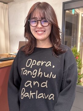 アトリエ(atelier.) ダークブラウン　顔周りカット　くびれヘア　外ハネミディ　艶髪