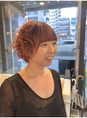 くせ毛を活かしたカーリーにピンクカラーがとても可愛い!