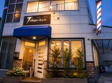 トウキョウケン(Tokyoken)の雰囲気（道路沿いのわかりやすい建物。停めやすい駐車場完備。）