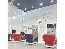 イズム(ISM)の雰囲気（背の高い美術館のような空間で心も体も癒されてください。）