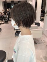 ステア ケース(stair case)&nbsp;大人かわいい黒髪耳かけ前下がり丸みショートボブ