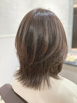 プライマル(Primal)&nbsp;アッシュ系カラーで抜け感抜群☆ミディアムレイヤー