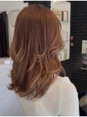 温かみとツヤが引き立つオレンジブラウンカラー