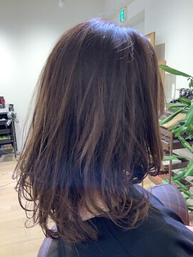 ユーネリー(U-NERY) ミディアムのコテ巻きスタイル