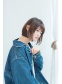 ことりベージュ斜めバング耳かけ毛先パーマ小顔前下がりボブ