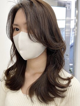 フォンズ(FONS) 小顔に見せるオルチャンヘア 流れる顔まわり オリーブカラー