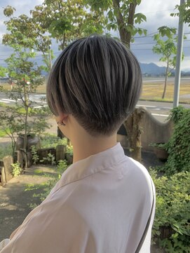 プア(PUA) 刈り上げ前下がりショート