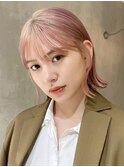 切りっぱなしミディアム顔周りレイヤーペールピンクベージュ30代