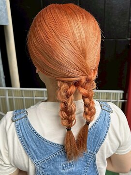 ヘアリゾート粋 ティガ 池袋店(tiga) 透明感オレンジ/セミロング/三つ編みアレンジ