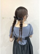 ミラ(Mila)&nbsp;カフェ、お出かけに！簡単カジュアルアレンジ★三つ編みツイン