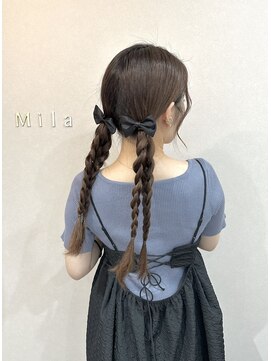 ミラ(Mila) カフェ、お出かけに！簡単カジュアルアレンジ★三つ編みツイン