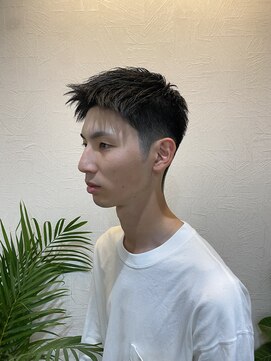 小谷理髪店 ソル(SOL) フロントツーブロック＋アップバング刈り上げスタイル