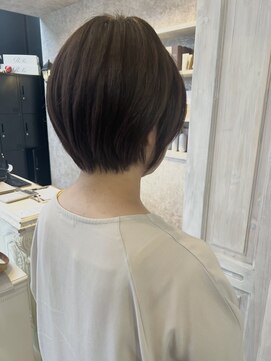 キャアリー(Caary) 福山美容室carry 明るめピンクブラウンくびれ丸み大人ショート