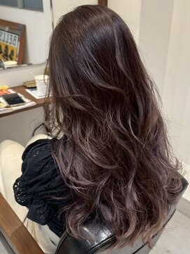 ルイ(ROUIS produced by LUCK 津田沼) ROUIS津田沼 白髪を活かす!ハイライトで叶える大人の上品ヘア