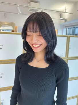 大人女子ミディアムクビレイヤーグレージュ