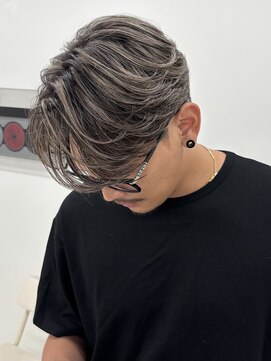 メッシュ　刈り上げ　センターパート　フェザーパーマ　眉毛