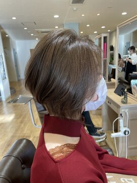 ヘアーアンドスパ フラップス(FLAPS) 前下がりベースのショートボブ