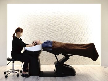 ダブリュー(W)の写真/完全個室でのヘッドスパはまさに至高の時間。頭皮の状態を見ながらお客様一人ひとりに合った施術をご提案◎