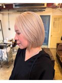 透明感満載のハイトーンカラーで作るレイヤーボブ