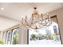 GALLARIA Elegante 自慢のインテリア、無数のシャンデリアがお客様をお迎えいたします