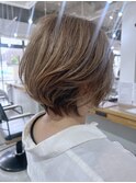 大人ショートボブ 白髪ぼかしハイライト