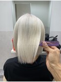 ホワイトブロンドショートボブ前髪ありナチュラルボブ