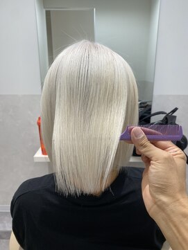 サロウィン 那覇店(SALOWIN) ホワイトブロンドショートボブ前髪ありナチュラルボブ