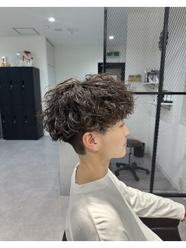 カルロイースタイル(CARLO e-style) ツイストスパイラル波巻きパーマ刈り上げマッシュツーブロック