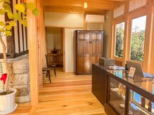 ジェロ(GELo)の雰囲気（無垢の木と古民家を利用して建てた柔らかい雰囲気のサロンです♪）