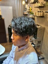 トニコ(toniko)&nbsp;ツイストスパイラルパーマ×センターパート×テーパーフェード