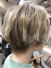 ハイトーンショートヘアスタイル