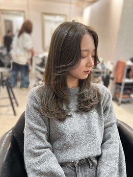 ジーレ(jiire) レイヤーカットオリーブグレージュ