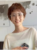 ショート×シルキーベージュ/メガネに似合う大人可愛い知的ヘア