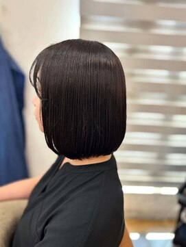 ジェナ(Jena) ぱつっとボブスタイル