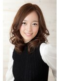 華やかさの中に清楚感を残したミディアムスタイル