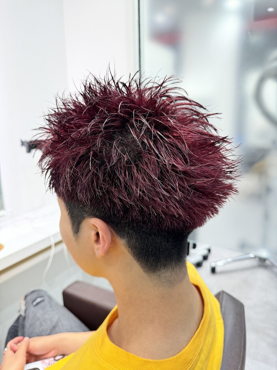 スパイキーショートワインレッドブリーチカラーグリース：L214464226