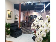 クレールドリュンヌ(clair de luna)の雰囲気（白を基調にした明るい店内）