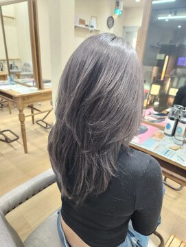 ミラシィ 成田(Mirashy) レイヤーカット×ダークグレージュ