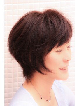 アンプレヴーアジュテ(Impre'vu ajoute) 簡単スタイリングの前下がりョートボブ