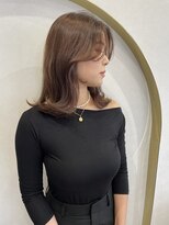 ミラ(MIRA)&nbsp;ナチュラルブラウンヘアーミディアムヘアー顔まわりスマイル