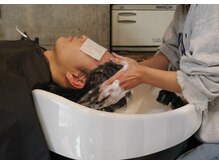 ワンダーヘアーグルーミング(WANDER Hair grooming)の雰囲気（フルフラットのシャンプーベッド。くつろぎの時間を。）