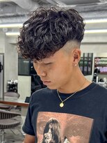 ニコ トウキョウ ロジック(nico TOKYO Logic)&nbsp;スペインカールホワイトメッシュフェードメンズ髪型短髪