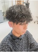 ツイスト波打ちメンズスパイラルパーマ前下がり刈り上げマッシュ