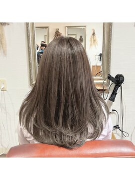 ヘアメイク アンフィ(amphi) ベージュ寄りの、グレージュ..~**.
