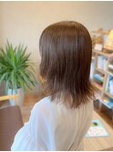ナチュラルな毛先のハネが夏を感じるセミボブに