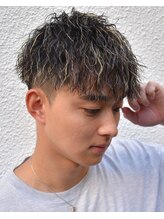 フリーク バーバーショップ 都島店(FREAK BARBER SHOP) 金メッシュ縦落ちツイストスパイラルパーマショートマッシュ