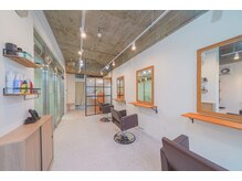 ナチュラルで柔らかく.ゆったりくつろげるモダン空間[髪質改善］