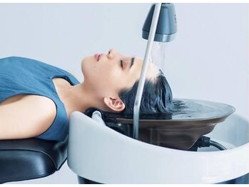 ソム(somme)の写真/頭皮や髪の汚れをスッキリ落とし、血行を促進☆コリをほぐし頭皮環境を改善します。至福のサロンタイムを♪