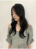 透明感ある暗髪ロングヘア