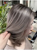 レイヤーボブハイライトブリーチレイヤーハイトーングレージュ